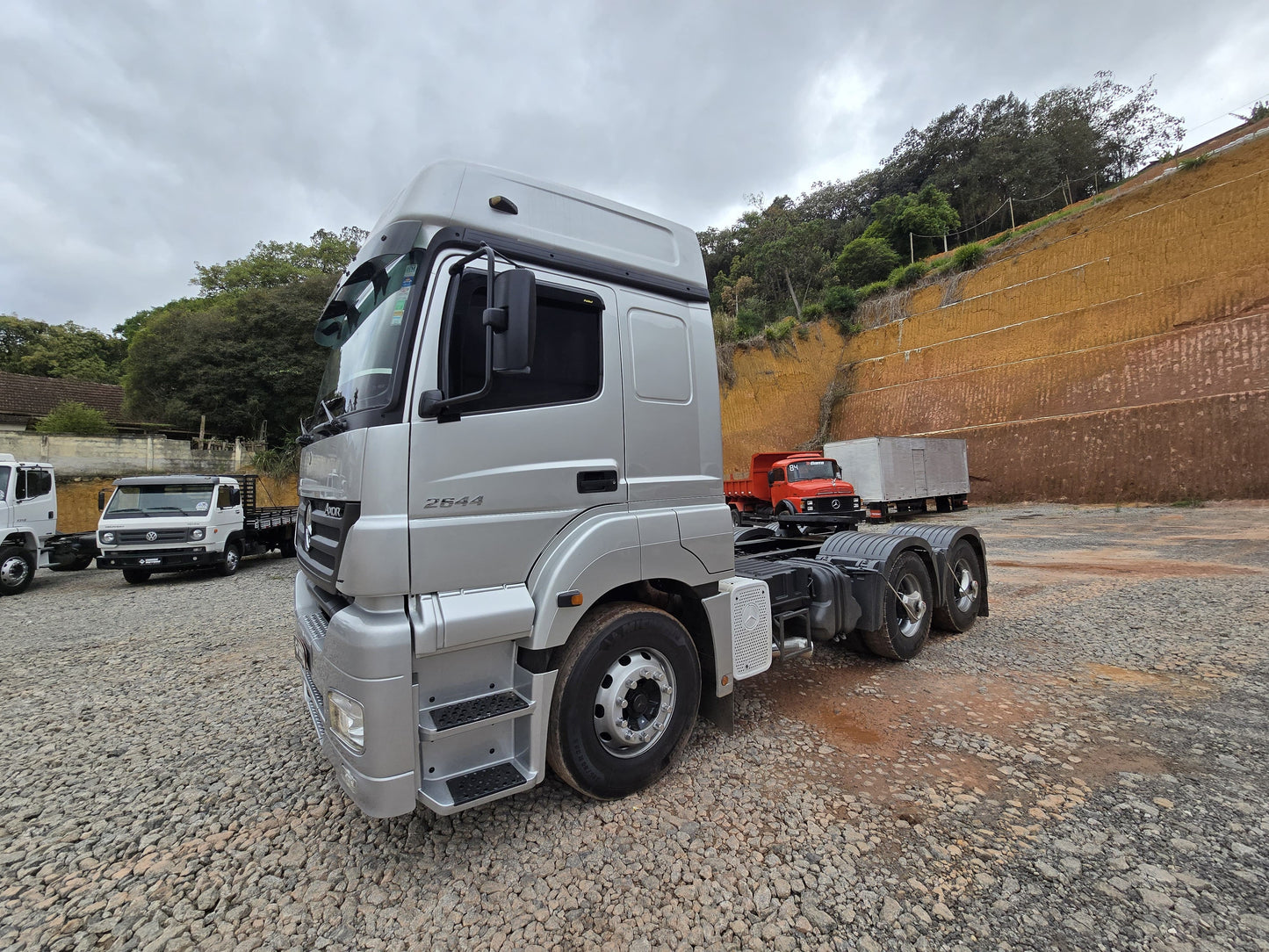 MERCEDES BENZ 2644 6X4 TRAÇADO ABAIXO DE TABELA FIPE